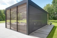 freestnading-louvre-roof-with-verticle-louvres-and-retractable-blinds-to-create-a-modern-outdoor-seating-area-that-can-be-used-all-year-round-1024x1024