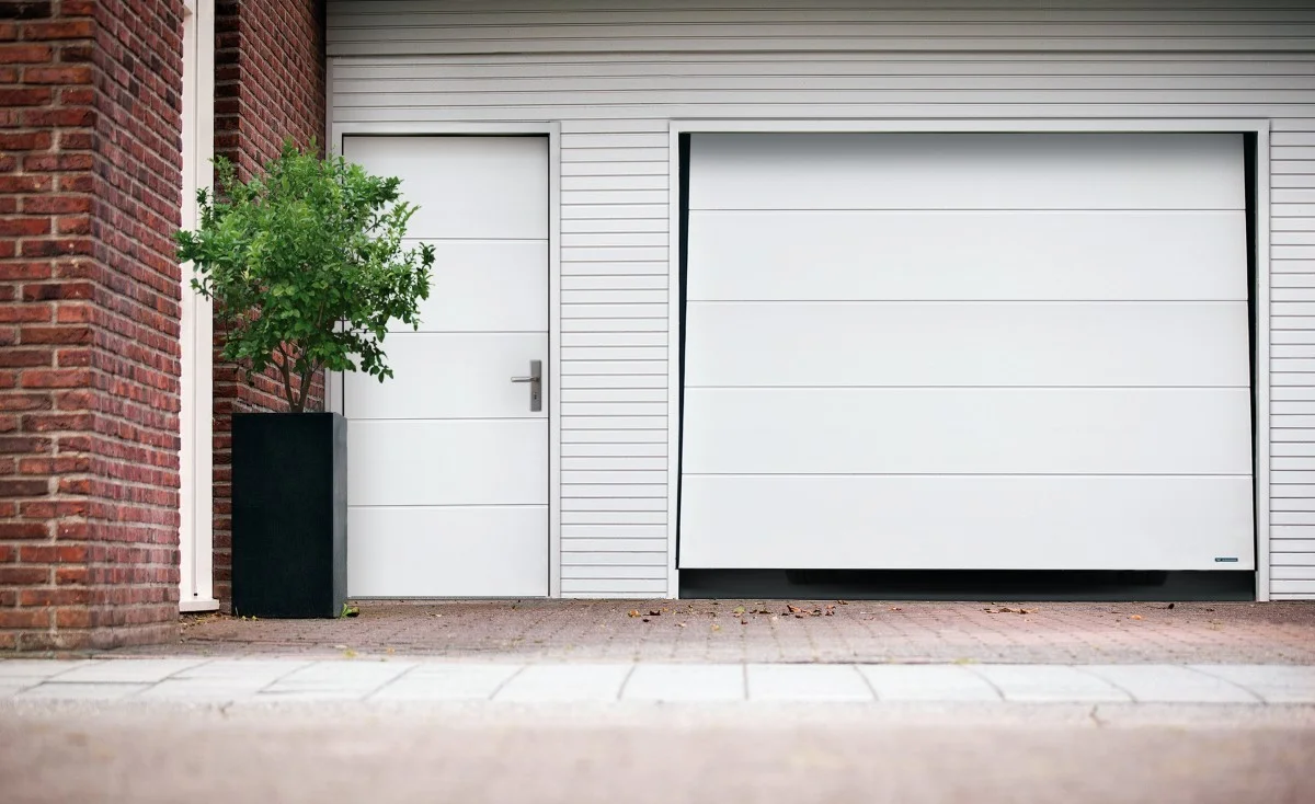 Estetyczna i funkcjonalna brama garażowa komponująca się z minimalistycznym designem domu