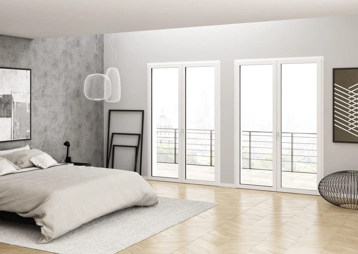 Minimalistyczna sypialnia z energooszczędnymi oknami PCV w trybie zimowym