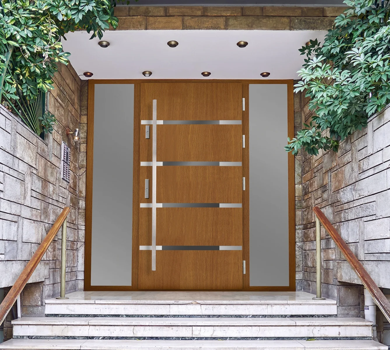 Drzwi zewnętrzne drewniane z poziomymi przeszkleniami umieszczone w eleganckim wejściu do domu